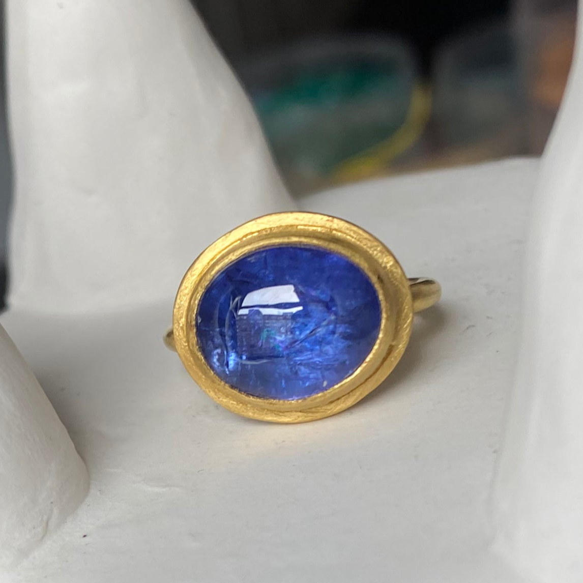 Tanzanite cabochon ring deals